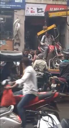 पुण्यात वाहनासकट दुचाकीस्वाराला टोईंग व्हॅनमध्ये भरलं!  नो पार्किंगमधील वाहनांवर कारवाई करण्याची ही कुठली पद्धत?