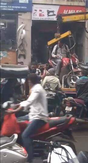 संबंधित दुचाकीस्वाराची दुचाकी नो-पार्किंग झोनमध्ये असल्याचा दावा करत पोलिसांनी ही कारवाई केली आहे. या घटनेवर सर्वच स्तरांतून संताप व्यक्त केला जात आहे.