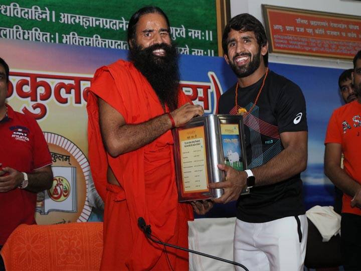 Winner of Olympic wrestling will become brand ambassador for Patanjali Haridwar ann Haridwar: ओलंपिक कुश्ती में पदक जीतने वालों को पतंजलि बनाएगा ब्रांड एंबेसडर, बाबा रामदेव ने किया सम्मानित