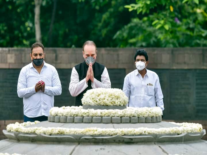 New Delhi: Congress leader Ghulam Nabi Azad paying tribute to former prime minister Rajiv Gandhi on his 77th birth anniversary, at Veer Bhumi in New Delhi, Friday, Aug. 20, 2021. (PTI Photo/Ravi Choudhary)