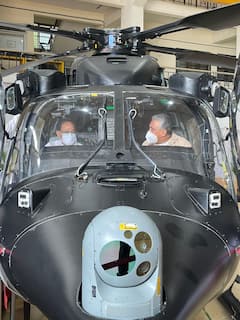 Venkaiah Naidu visits HAL: యుద్ధవిమానంలో ఉపరాష్ట్రపతి వెంకయ్య.. బెంగళూరులో హెచ్‌ఏఎల్‌ సందర్శన వేళ ఇంట్రస్టింగ్ పిక్స్