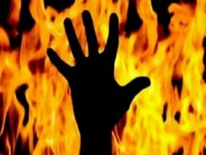 Amethi: Fire in a car, nine women including a girl were scorched अमेठी: पेट्रोल भरवा कर जा रही कार में लगी आग, एक बच्ची समेत नौ महिलाएं झुलसी