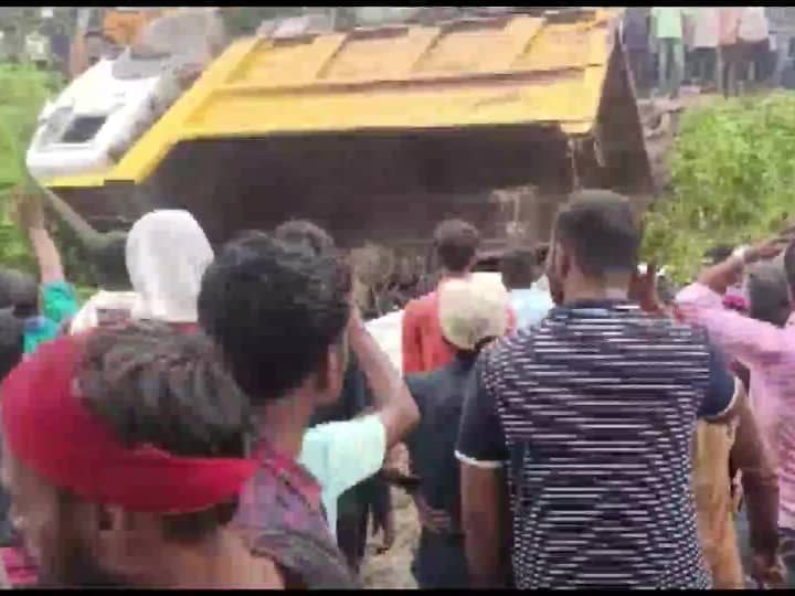 Maharashtra News: महाराष्ट्र के बुलढाणा में मजदूरों को लेकर जा रहा टिपर ट्रक पलटा, 12 की मौत - Hindi News