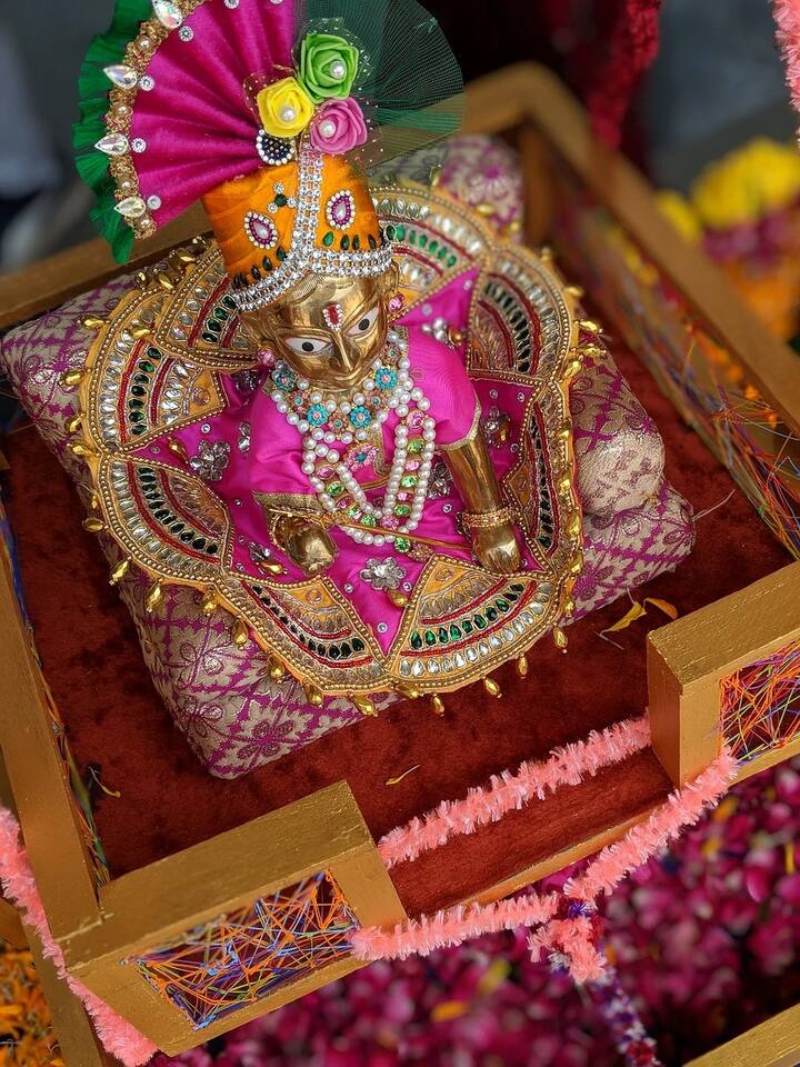কৃষ্ণ জন্মাষ্টমীর প্রস্তুতি ইতিমধ্যেই মন্দিরে মন্দিরে শুরু হয়েছে। জন্মস্থান বৃন্দাবনেও জন্মাষ্টমীর প্রস্তুতি চলছে পুরোদমে। দিনরাত পরিশ্রম করে লাড্ডু, গোপালের পোশাক তৈরিতে মত্ত কারিগররা।