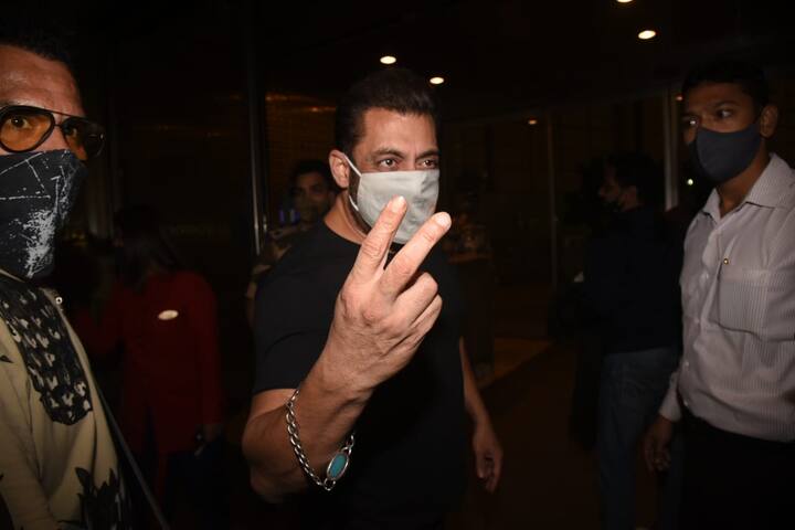 फिल्म की शूटिंग के लिए रूस रवाना होने से पहले सलमान खान बेहद खुश नजर आए.