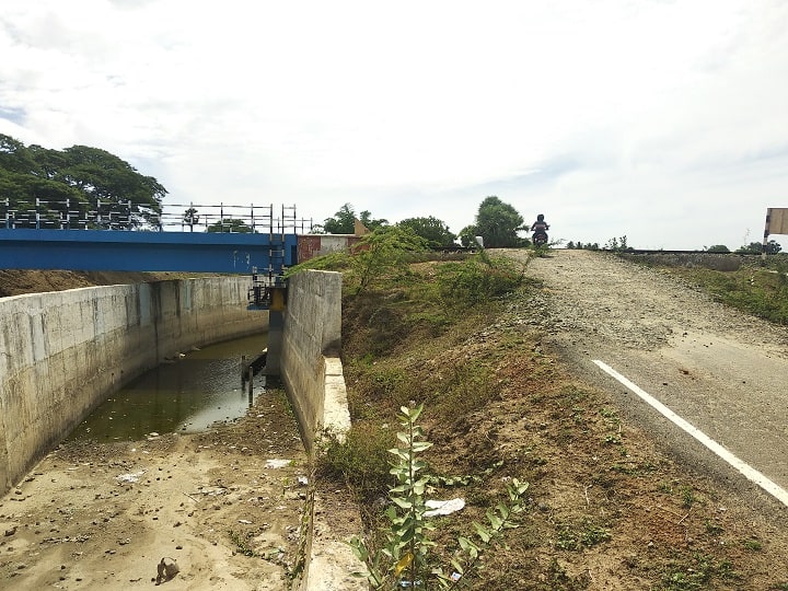 Thiruvarur Flood water infiltrates railway bridge திருவாரூரில் ரயில்வே பாலத்தில் புகுந்த ஆற்றுநீர்; 10 கிராம போக்குவரத்து துண்டிப்பு!