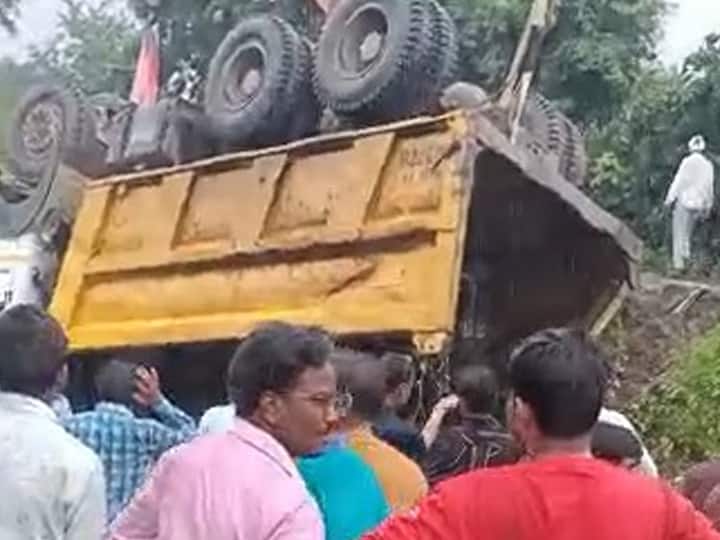 बुलडाण्यात समृद्धी महामार्गाच्या कामावरील डंपरला भीषण अपघात, 13 मजूरांचा जागीच मृत्यू Buldhana Samruddhi Expressway Dumper accident 8 people died in accident बुलडाण्यात समृद्धी महामार्गाच्या कामावरील डंपरला भीषण अपघात, 13 मजूरांचा जागीच मृत्यू