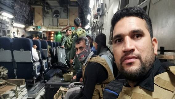 Afghanistan Updates : అటు తాలిబన్ల గన్‌లు.. ఇటు వందల మంది ప్రాణాలు.. మధ్యలో ఒక్కడే నిలబడ్డాడు.. అందర్నీ సురక్షితంగా భారత్‌కు తీసుకొచ్చాడు