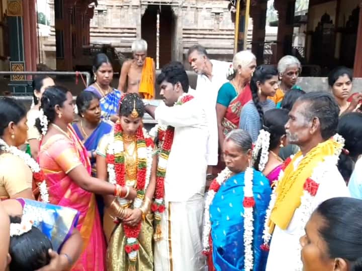 Weddings held at the temple gate due to corona restriction ஆடி முடிந்தும் கூடி மகிழ முடியாத நிலை... கோயில் வாசலில் தாலிக்கட்டிக் கொண்ட மணமக்கள்!