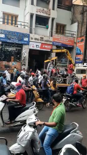 पुण्यात वाहतूक पोलिसांनी नाना पेठ परिसरात एका दुचाकीस्वाराला गाडीसकट टोईंग व्हॅनमध्ये भरलं. ही घटना काल दुपारी घडली. या घटनेनंतर नो-पार्किंगमध्ये गाडी असली तरी कारवाईची ही पद्धत कितपत योग्य आहे? असा सवाल आता उपस्थित केला जातोय.