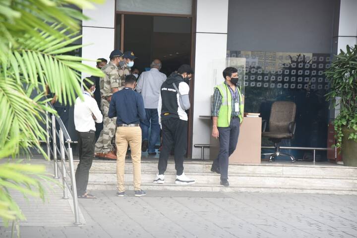 अभिषेक बच्चन आज पत्नी ऐश्वर्या राय और बेटी आराध्या बच्चन के साथ कलीना एयरपोर्ट पर स्पॉट हुए जहां वो दोनों को सी ऑफ कहने के लिए आए थे.