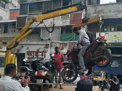 गाडीसकट दुचाकीस्वारालाही टोईंग व्हॅनमध्ये भरलं; पुण्यातील नानापेठेतील वाहतूक पोलिसांच्या कारवाईवर संताप