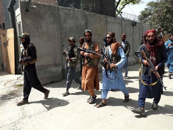 Taliban's brutality exposed: Police chief blindfolded, executed in Afghanistan Afganistan Crisis Update: আফগানিস্তানে পুলিশ আধিকারিককে নির্মমভাবে হত্যা তালিবানের