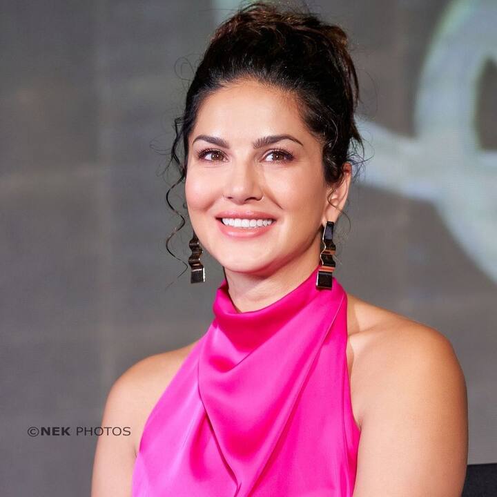 बॉलीवुड एक्ट्रेस सनी लियोनी पहली बार रियल्टी शो बिग बॉस का हिस्सा बनीं थी. इस शो के बाद तो उनकी किस्मत ने ऐसी पलटी मारी कि सीधे उनके लिए बॉलीवुड के दरवाजे खुल गए, सनी आज बॉलीवुड की जानी मानी एक्ट्रेस हैं.