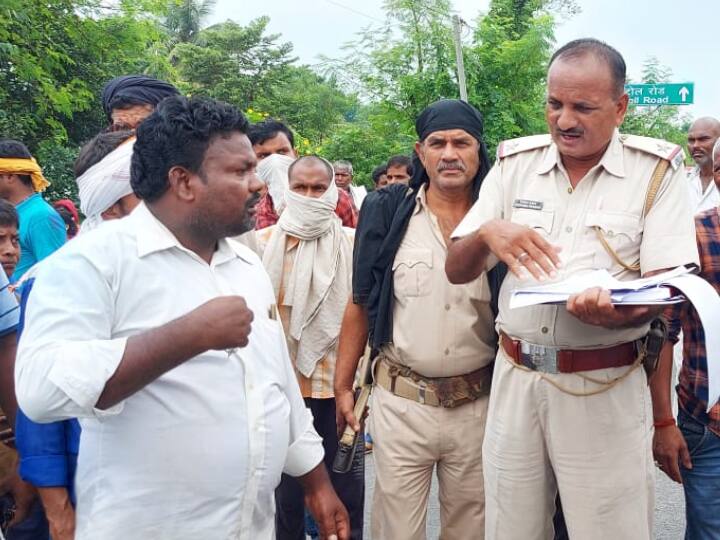 Supaul Road Accident: तेज रफ्तार ट्रक ने बाइक सवार को रौंदा, 2 लोगों की घटनास्थल पर मौत, एक शख्स गंभीर Supaul Road Accident: Truck crushed three people riding on bikes two died on the spot another is injured ann Supaul Road Accident: तेज रफ्तार ट्रक ने बाइक सवार को रौंदा, 2 लोगों की घटनास्थल पर मौत, एक शख्स गंभीर