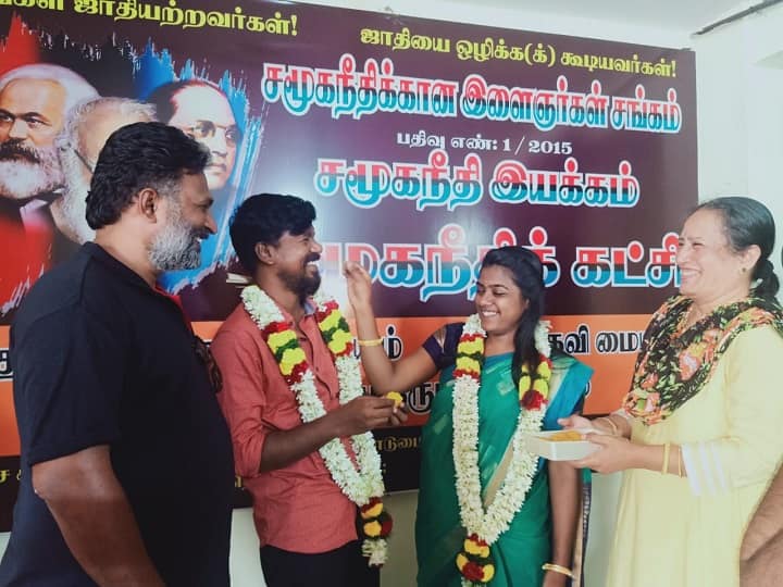 Tamil Nadu Koozhangal movie director's casteless marriage held in the presence of director ram ராம் நடத்திவைத்த கூழாங்கல் இயக்குநர் திருமணம் : இது கேஸ்ட்லெஸ் கல்யாணம்..!