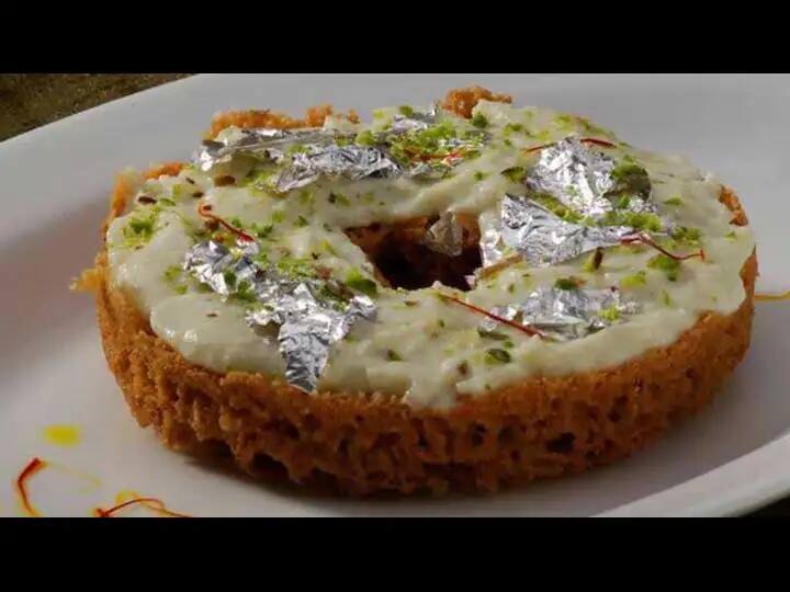 একটু অন্যরকম মিষ্টির আয়োজন করতে চাইলে রাজস্থানী মিষ্টি ঘেভর কিনে আনতে পারেন বা ঘরেই তৈরি করতে পারেন।