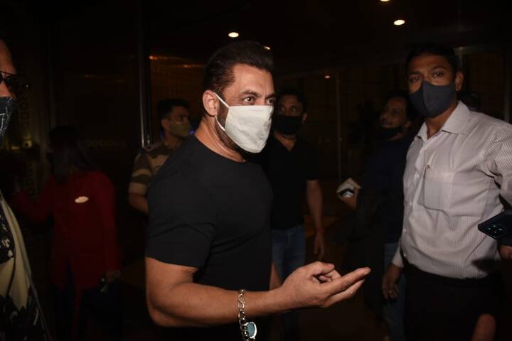 वहीं सलमान खान ने भी इसमें पूरा साथ दिया. वो रुके और जांच पूरी होने के बाद ही अंदर गए. सोशल मीडिया पर ये वीडियो काफी वाय़रल हो गई है.