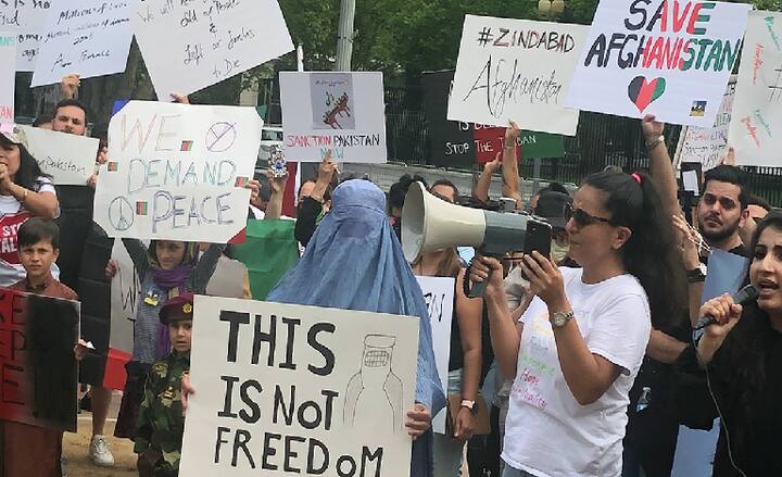 તાલીબાની શાસન શરૂ થતાં અત્યાચારની કહાણી પણ શરૂ થઇ ગઇ છે. વિરોધ કરનાને ઘરમાં શોધીને અને ડોર ડોટ તપાસ કરીને ઢોરમાર મારવામાં આવી રહ્યો છે. અફઘાની મહિલા પત્રકારે તાલિબાન પોલ ખોલતા જણાવ્યું કે, ‘તાલિબાની શાસન બાદ તેની નોકરી જતી રહી’