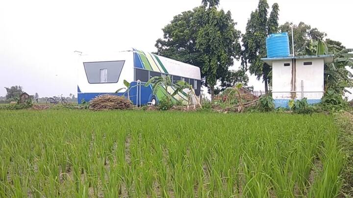 বর্তমানে সেখানে প্রায় ৪০ পড়ুয়া। আশপাশের গ্ৰাম থেকে স্কুল ছেড়ে এই স্কুলে আসতে মরিয়া অনেকেই। যে বাচ্চারা আগে স্কুলে আসতে কান্নাকাটি করত তারাই এখন স্কুলে যেতে চেয়ে কান্নাকাটি করে।