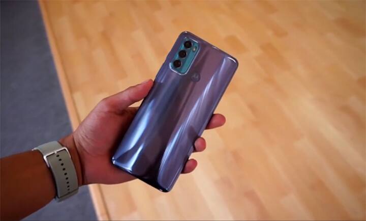 Moto g 60 स्मार्टफोनमध्ये 6.8-इंच FHD+ डिस्प्ले आहे, ज्याचा रिफ्रेश रेट 120Hz आहे. फोनमध्ये ट्रिपल रियर कॅमेरा सेटअप आहे. यात पहिला 108MP प्राथमिक सेन्सर, दुसरा 8MP अल्ट्रा वाइड अँगल लेन्स आणि तिसरा 2MP डेप्थ सेन्सर आहे. फोनच्या समोर सेल्फीसाठी 32 एमपी कॅमेरा देण्यात आला आहे. स्मार्टफोनमध्ये 6,000mAh ची बॅटरी आहे, जी 20W फास्ट चार्जिंग आणि क्वालकॉम क्विक चार्ज 4.0 ला सपोर्ट करते. यामध्ये स्नॅपड्रॅगन 732 जी प्रोसेसरला सपोर्ट करण्यात आला आहे. या फोनची किंमत 17,999 रुपये आहे.
