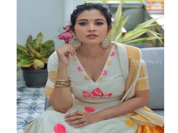 இமை விரல்களில் காற்றாய் கை வீசு மலர் படுக்கையில் மெளனம் நீ பேசு