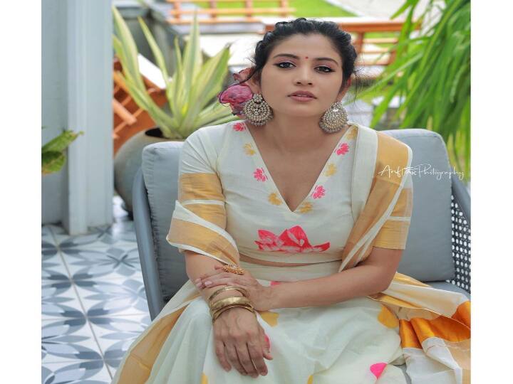 தனிமையில் ஒரு காதல் தாழ் போட்டு இடைவெளியினில் என்னை நீ பூட்டு காதலே