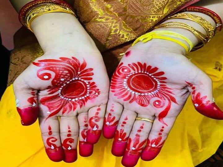 अगर आपके पास मेहंदी लगाकर उसे सुखाने के लिए 3-4 घंटे बैठने का टाइम नहीं है तो आप इस बार आलता ट्राई कर सकते हैं. जल्दी और सुंदर लगने वाला आलता आपको जहां दूसरी महिलाओं से अलग लुक देगा, वहीं आपका टाइम भी बच जाएगा. हथेली पर बने ये मेहंदी जैसे डिजाइन वाकई बहुत खूब लग रहा है. (फोटो- फेसबुक-इंस्टाग्राम)