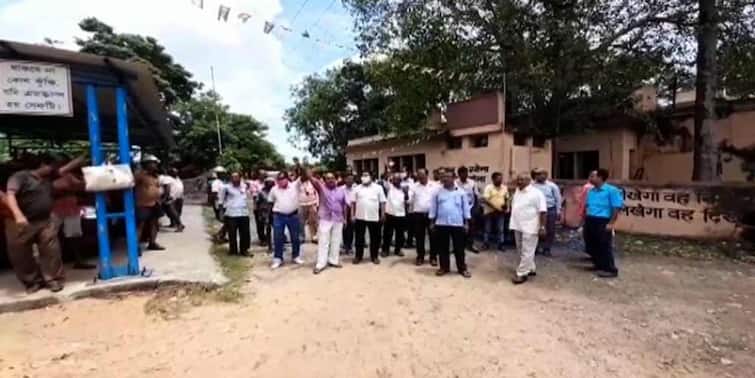 Asansol News : agitation at ecl's Narsamuda Colliery due to transfer notice of 140 labours Asansol : ১৪০ জন শ্রমিককে স্থানান্তরিত করার নোটিস, বিভোক্ষ ইসিএলের নরসমুদা কোলিয়ারিতে