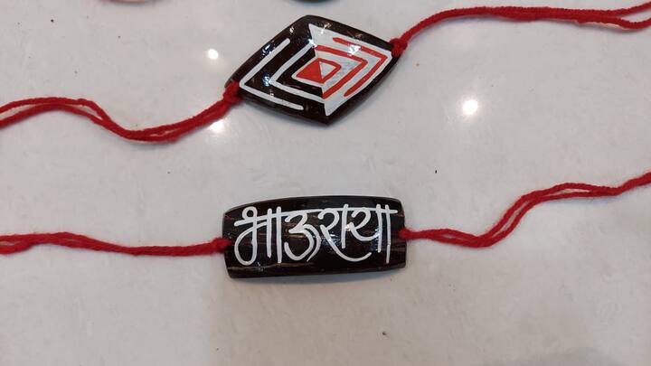 राख्या नारळाच्या करवंटीचा वापर करून निर्मिती केलेल्या आहेत. तर राख्यांमध्ये बिया म्हणजे रक्षाबंधननंतर कुंडीमधून किंवा मातीखाली घातल्यावर काही दिवसात त्यामधून झाड येईल. या बिया फुलपाखरांचे नेक्टर प्लांटच्या आहेत तर नारळाच्या झावळ्यापासून राखीसाठी इको पॅकिंग बॉक्स करण्यात आले आहेत.