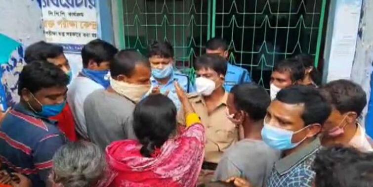 even after standing in line for a long time people did not get corona vaccine agitation in South Dinajpur Balurghat South Dinajpur: দীর্ঘ অপেক্ষার পরেও অমিল টিকা, বিক্ষোভে পথ অবরোধ বালুরঘাটে