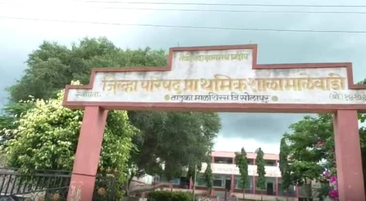 Funeral in front of Gram Panchayat by angry Dalit family for not giving way to crematorium in Solapur माळशिरसमध्ये स्मशानभुमीकडे जाण्यास रस्ता न दिल्याने संतप्त दलित कुटुंबाकडून ग्रामपंचायती समोर अंत्यसंस्कार, पोलीस प्रशासनावरही गंभीर आरोप