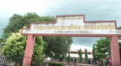 माळशिरसमध्ये स्मशानभुमीकडे जाण्यास रस्ता न दिल्याने संतप्त दलित कुटुंबाकडून ग्रामपंचायती समोर अंत्यसंस्कार, पोलीस प्रशासनावरही गंभीर आरोप