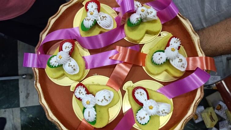 Rakhi shaped sweets being sold in shops of Howrah Salkia Howrah: রাখিবন্ধনে নতুন চমক, ভাইবোনের টক-ঝাল সম্পর্কে 'মিষ্টি' সমীকরণ