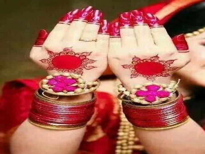 इन दिनों बाजारों में सिर्फ मेहंदी लगाने वाले ही नहीं, बल्कि कई जगह आलता के डिजाइन्स लगाने वाले भी मिलने लगे हैं. आलता से हाथों पर बनाए फुल और लाल रंग से फूलों को सजाना वाकई कमाल लग रहा है. हाथों पर लगा लाल रंग का आलता और चुड़ियों की छनछनाहट आपकी सुंदरता में चार-चांद लगा देगी. (फोटो- फेसबुक-इंस्टाग्राम)