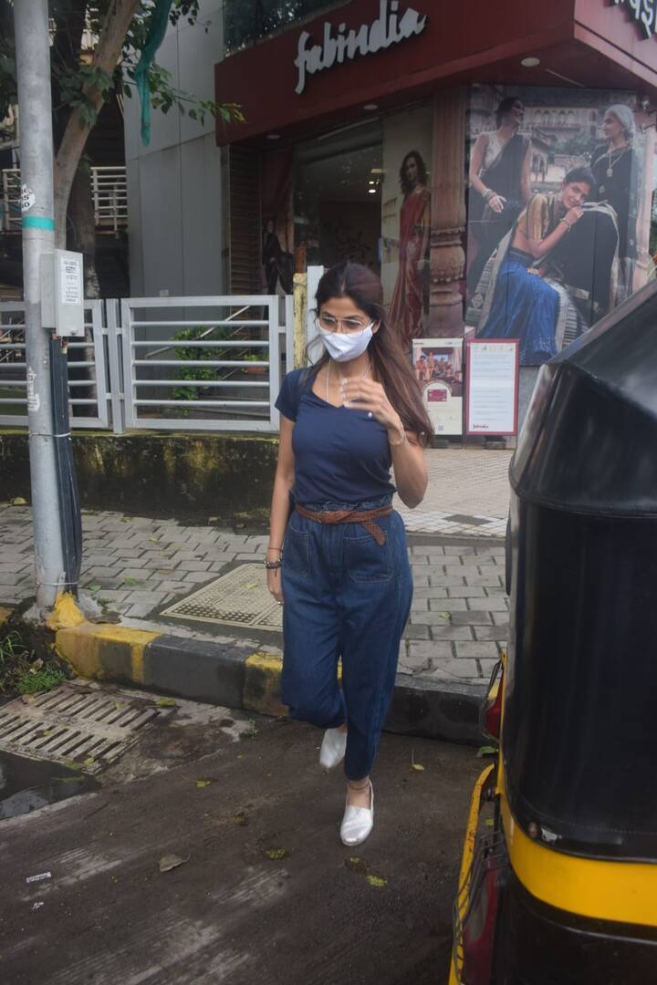 हाल ही में उन्होंने डांस रियलिटी शो सुपर डांसर चैप्टर 4 में वापसी की है. जिसकी तस्वीरें और वीडियो सोशल मीडिया पर वायरल हो रही हैं और आज उन्हें मुंबई की सड़कों पर स्पॉट किया गया.