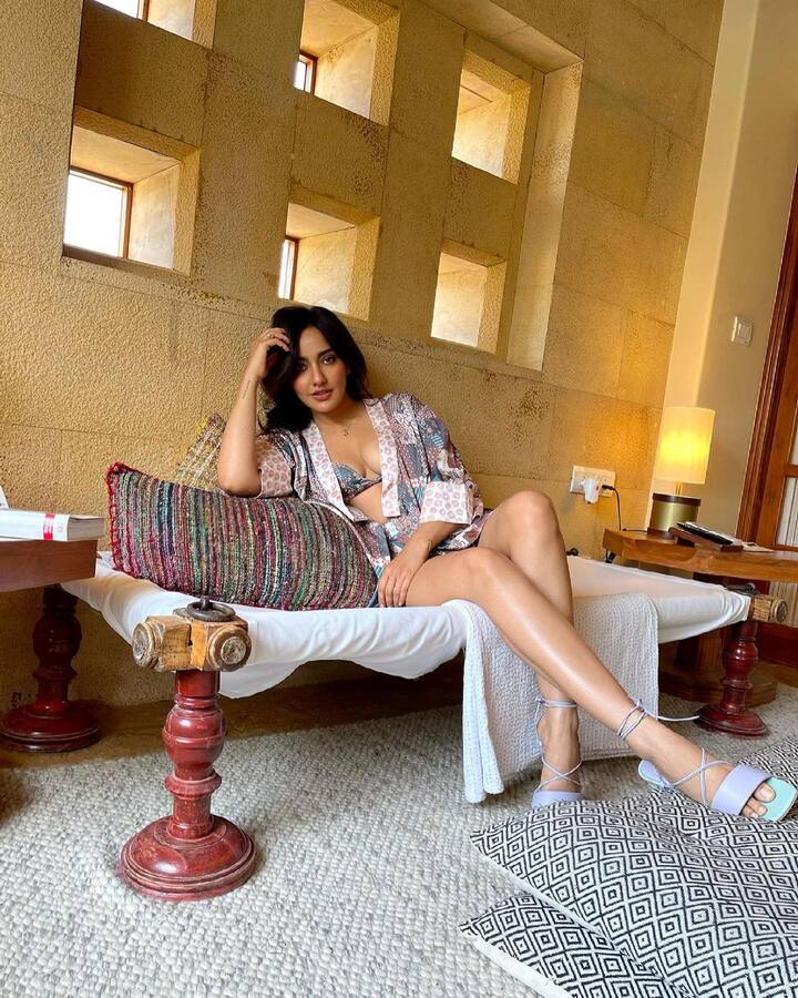 बॉलीवुड एक्ट्रेस नेहा शर्मा ने 2010 की फिल्म बदमाश से फिल्म इंडस्ट्री में शुरुआत की थी. नेहा शर्मा सोशल मीडिया पर सबसे एक्टिव रहने वाली एक्ट्रेस में एक हैं. जहां वो अपने फैन्स को रोजाना नई फोटोज और वीडियो शेयर करती दिखाई देती हैं. हाल ही में नेहा शर्मा अपने बीटीएस वीडियो में कैमरे के लिए कुछ पोज देती हुई दिखाई दी.