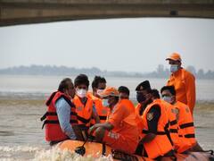 गोरखपुर के 60 गांव बाढ़ से प्रभावित, जिलाधिकारी ने NDRF के साथ किया निरीक्षण