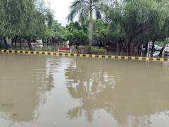 नोएडा: हल्की बारिश ने ही नोएडा के कलेक्ट्रेट को किया पानी -पानी