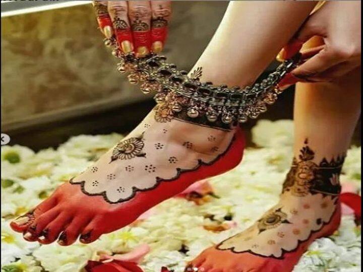 आलता के साथ मेहंदी का कॉम्बिनेशन भी कमाल है. पैर की एडियों और उंगलियों को आलता से सजाकर बीच में मेहंदी का डिजाइन भी आजकल खूब चलन में है. इस पर मोटी-मोटी पायल आपके श्रृंगार को और बढ़ा देगी. हरतालिका तीज पर महिलाएं सोलह श्रृंगार करती हैं. ऐसे में आलता को शुभ भी माना जाता है, तो क्यों न इस तीज आप मेहंदी के साथ आलता लगाएं. (फोटो- फेसबुक-इंस्टाग्राम)