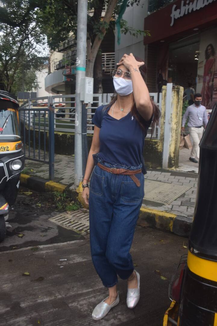 इस दौरान शिल्पा शेट्टी ने मुंह पर मास्क लगा रखा था और उन्होंने मीडिया को रुककर कोई पोज नहीं दिया. वो चुपचाप कार में बैठकर वहां से चली गईं.