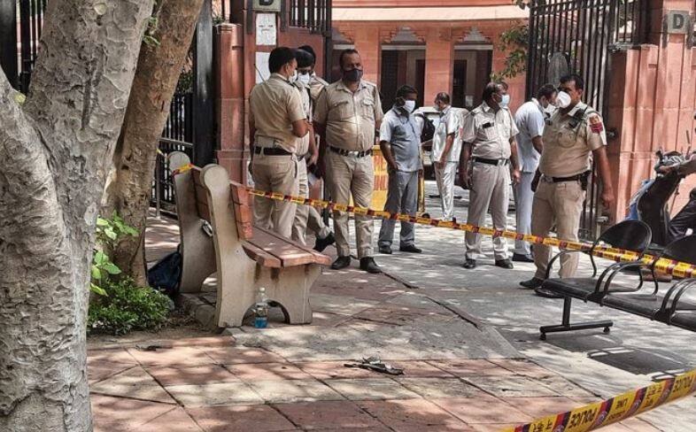 man who attempted self immolation outside supreme court with a woman dies ANN सुप्रीम कोर्ट के बाहर 16 अगस्त को युवती संग आत्मदाह का प्रयास करने वाले युवक ने तोड़ा दम