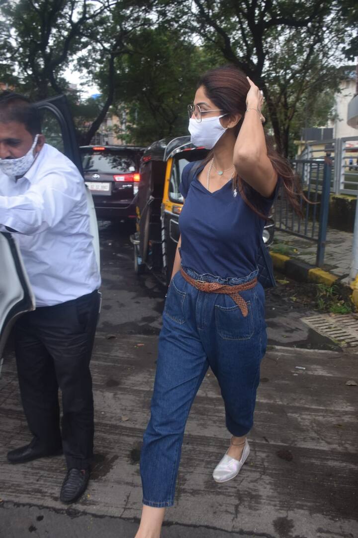 इस दौरान वही शिल्पा शेट्टी नजर आईं जिस अंदाज के लिए वो जानी जाती हैं. शिल्पा ने ब्लू कलर की जींस और टीशर्ट पहली थी और वो शायद कुछ शॉपिंग करने के लिए घर से निलकी थीं.