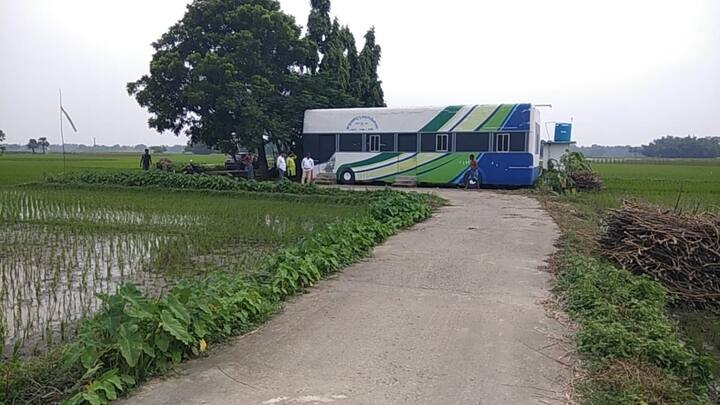 সিঁড়ির মতো ধাপ করে করে ১ থেকে ১০ পর্যন্ত‍ অক্ষর আঁকা হয়েছে সঙ্গে ইংরেজি অক্ষর ও লেখা। গোলাকার, অর্ধকার, বক্ররেখা, সরলরেখা, ত্রিভুজের নামসহ ছবি আঁকা হয়েছে শিশুদের সহজভাবে শেখানোর জন‍্য। বাসের নিচের অংশটি যেখানে বসে বাচ্চারা পড়াশুনা করবে সেটিও খুব সুন্দর ও পরিষ্কার পরিচ্ছন্ন।