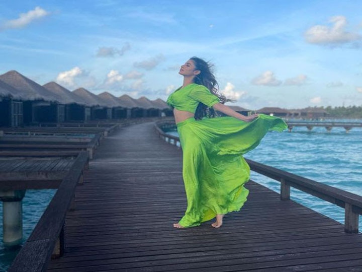 मालदीव में अपनी छुट्टियां एन्जॉय करती दिखी थीं ये मशहूर हस्तियां, Kareena Kapoor से लेकर Mouni Roy का नाम है शामिल