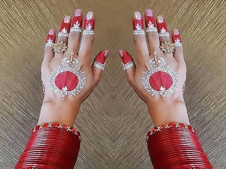 Hartalika Teej 2021: मेहंदी के साथ-साथ इस बार महिलाओं में आलता का क्रेज भी खूब देखने को मिल रहा. पारंपरिक तरीकों से लगाए जाने वाला आलता महिलाओं को अब भाता नहीं है. इसलिए बाजारों में आलता के कई नए डिजाइन्स देखने को मिल रहे हैं. (फोटो- फेसबुक-इंस्टाग्राम )