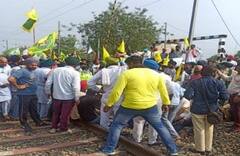 ਕਿਸਾਨ ਫੇਰ ਰੇਲਵੇ ਟ੍ਰੇਕ 'ਤੇ, 40 ਟ੍ਰੇਨਾਂ ਰੱਦ, ਜੰਮੂ 'ਚ ਫਸੇ ਕਈ ਯਾਤਰੀ