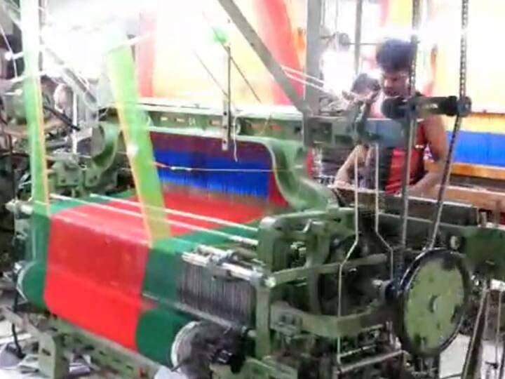 Cotton sarees prepared for the Deepavali festival at the loom halls in Theni தீபாவளி பண்டிகை எதிரொலி....! தேனியில் புதிய டிசைன்களுடன் ரெடியாகும் காட்டன் சேலைகள்...!