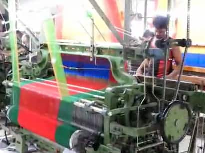 Cotton sarees prepared for the Deepavali festival at the loom halls in Theni தீபாவளி பண்டிகை எதிரொலி....! தேனியில் புதிய டிசைன்களுடன் ரெடியாகும் காட்டன் சேலைகள்...!