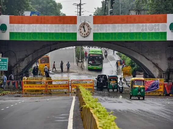 প্রতি বর্ষাতেই মিন্টো ব্রিজ অঞ্চলে জল জমে যায়। এবারও তার ব্যতিক্রম হয়নি। ছবি সৌজন্যে পিটিআই/রবি চৌধুরী